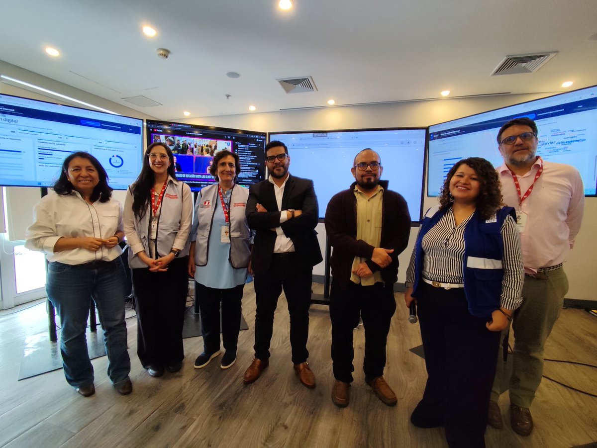 loretoc's tweet photo. En la sala de situación del @pnud  con académicos y estudiantes que monitorizan redes y medios sobre #elecciones del #Perú equipo dirigido por @cocoskp  y @mauromj  de la @_USIL con metodologías #FIMI adaptada por el Observatorio @InfoDesinfoUCM #Complutense 
Gran trabajo 👏👏 https://t.co/qkbi2PaXyw