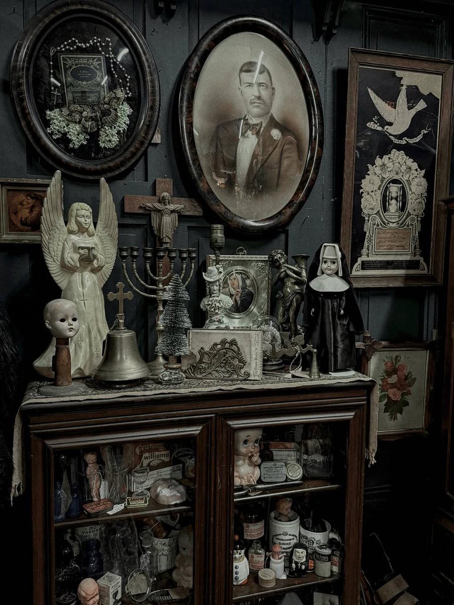 veilofcoffins's tweet photo. Dark décor 

— thehallowedveil https://t.co/x62Pni9If9