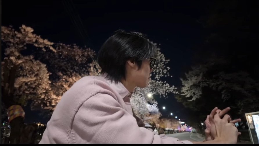 아침부터  되게되게 큰선물받음!!!!!!!

올해벚꽃본것중제일이뻣어♡