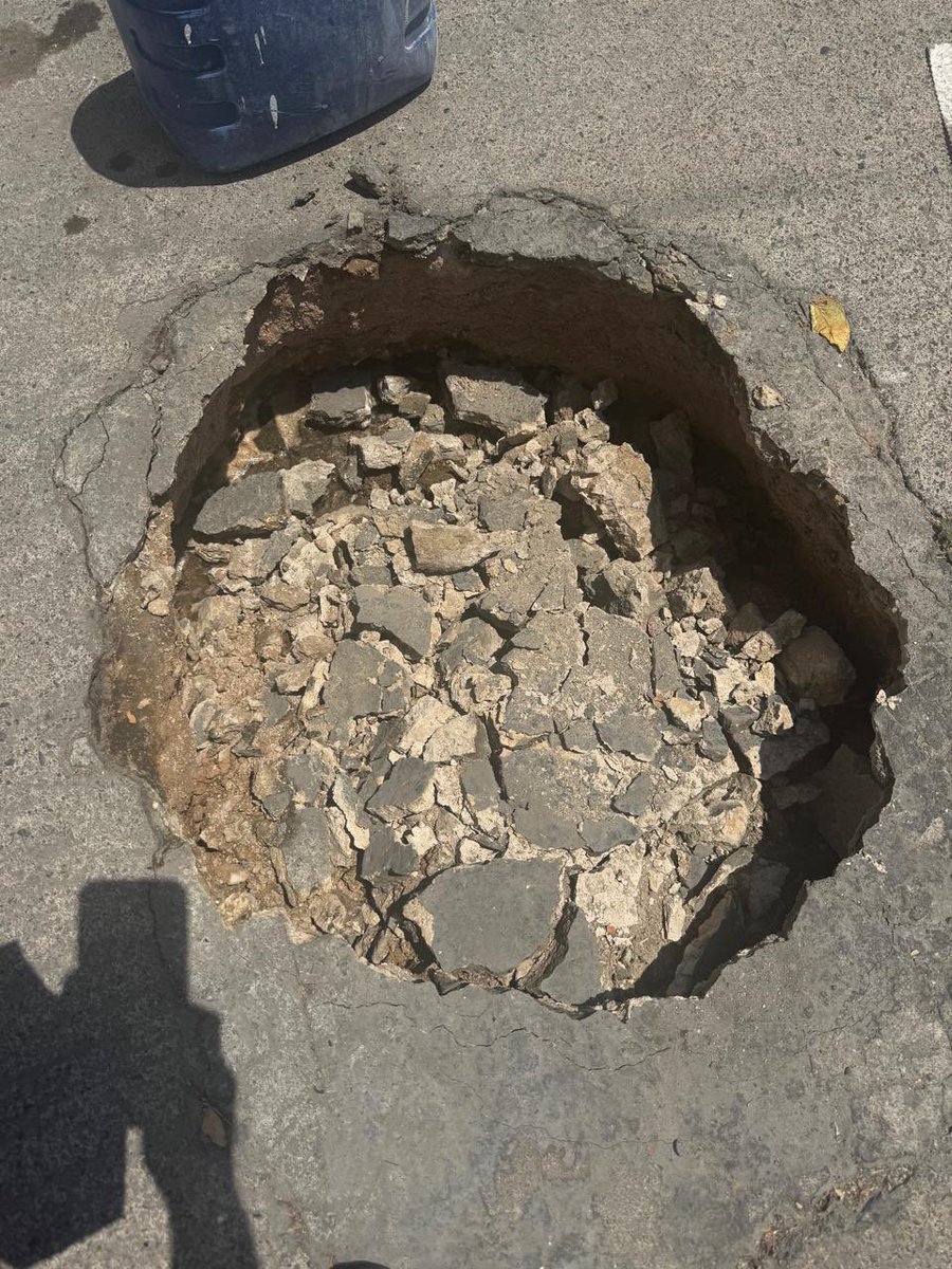 OficialAlcalde's tweet photo. Calle: pedro Gomez maraver 
Número:  963
Cruces: silvestre revueltas y gonzalo Curiel 
Colonia: Alcalde Barranquitas 
Municipio:  Guadalajara 
Problemática:socavón en vía pública
Nos podrían apoyar @siapagdl  @GobiernoJalisco @PabloLemusN https://t.co/qhuMBo0wfz