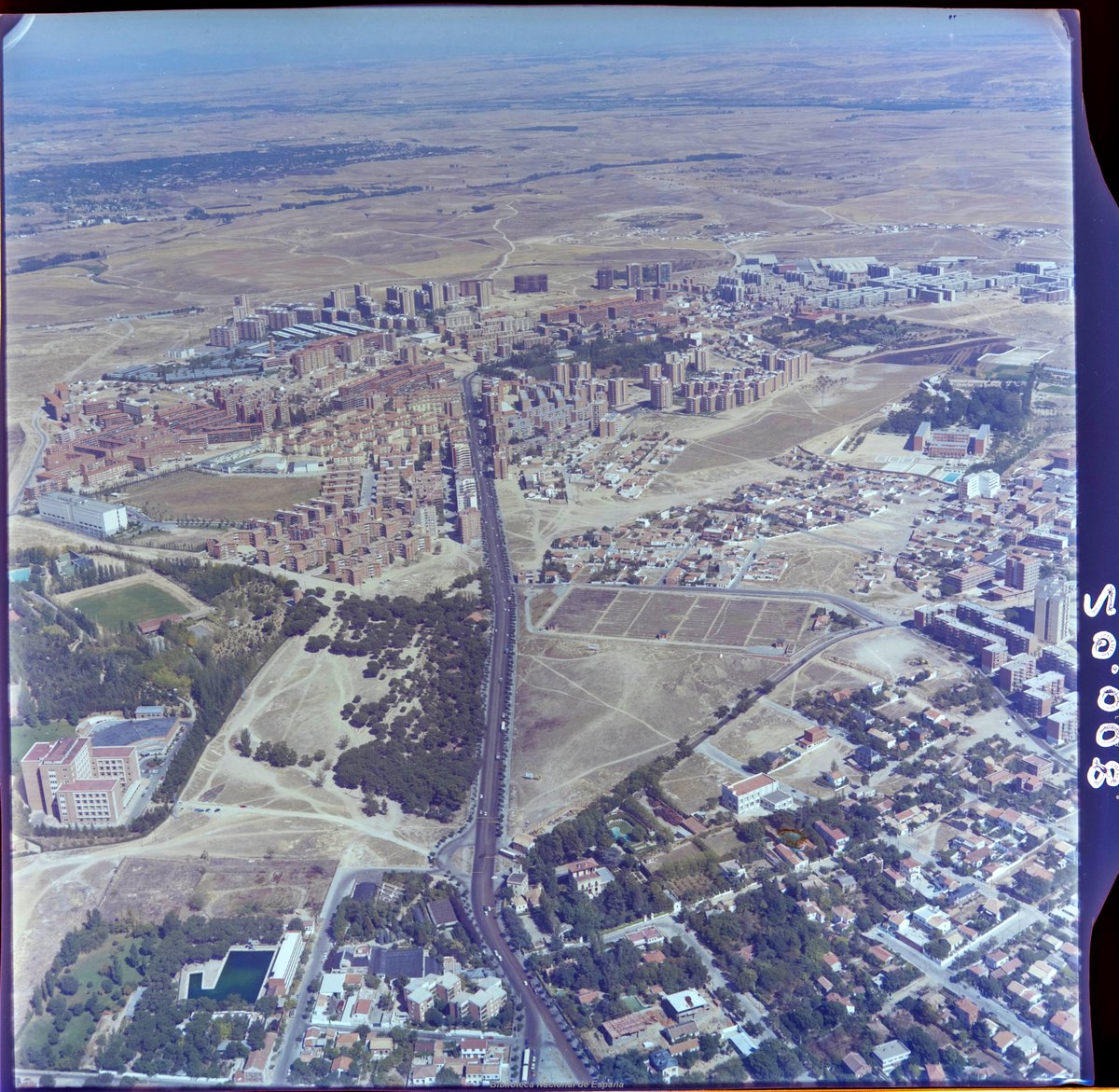 Bonita manera de ver el distrito de Hortaleza acompañado del de Ciudad Lineal. Esta vía López de Hoyos que divide la foto en la mitad y  que antiguamente era izq., Hortaleza y dcha., Canillas, más o menos, el camino de Madrid. Vamos con el detalle, hay bastante (1974, Bagüés,BNE)