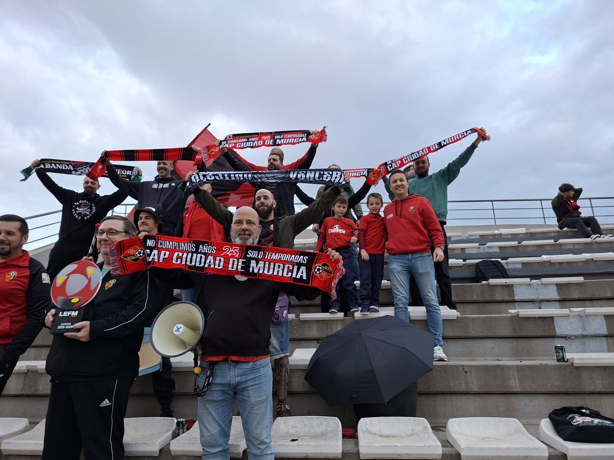 MurciaSubbuteo's tweet photo. Celebrando el título de Liga con el saque de honor en el partido del Ciudad de Murcia de Futbol categoria Preferente.

Gracias al club por este gran gesto

@capciudaddemurcia https://t.co/auNTzbXSoX