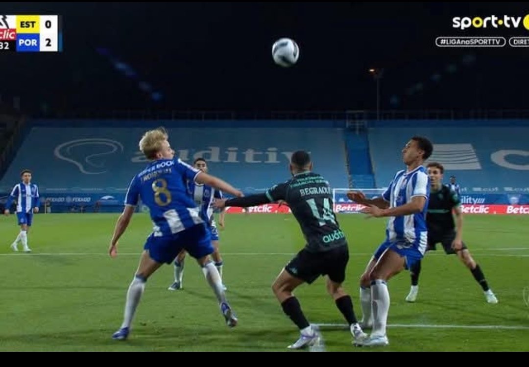 O Godinho marcou falta do Alberto por colocar o pé debaixo do pé do Begraoui