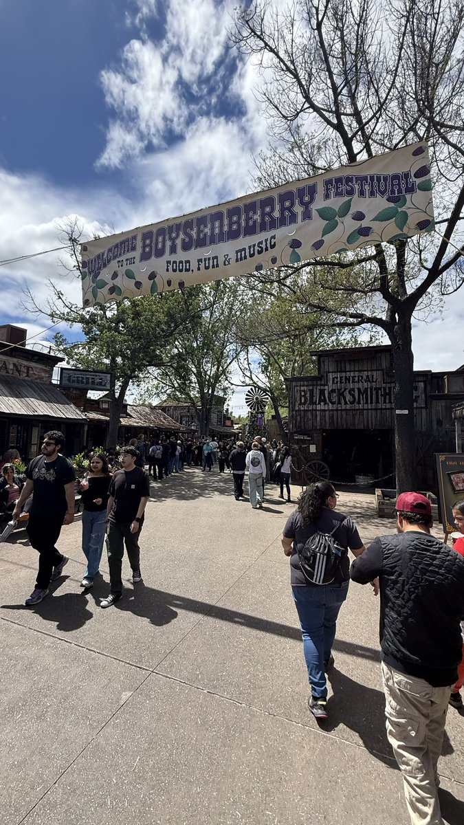 ParksAndCons's tweet image. We are stopping in at #KnottsBerryFarm, where it’s a final, very busy, day of #BoysenberryFestival