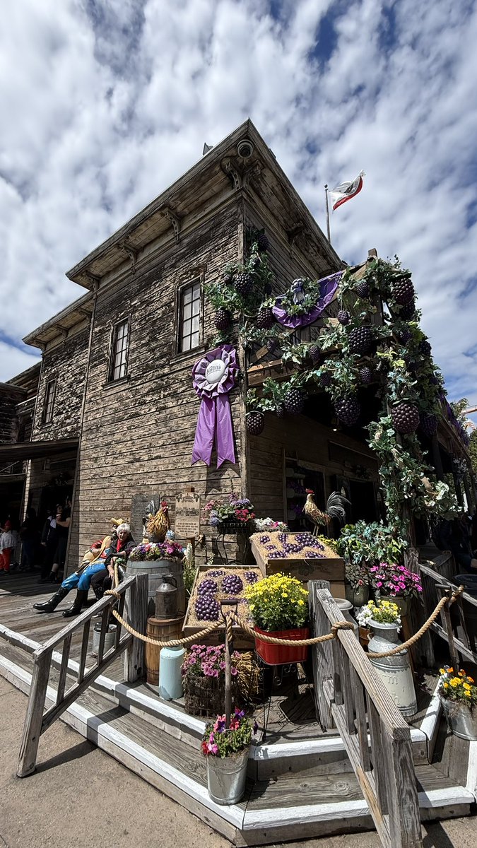 ParksAndCons's tweet image. We are stopping in at #KnottsBerryFarm, where it’s a final, very busy, day of #BoysenberryFestival