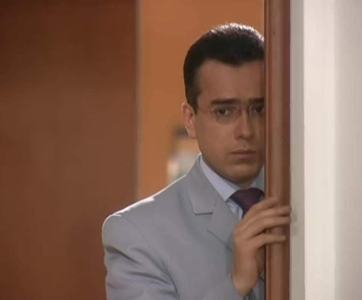 Yo, viendo como otros interactúan en el fandom