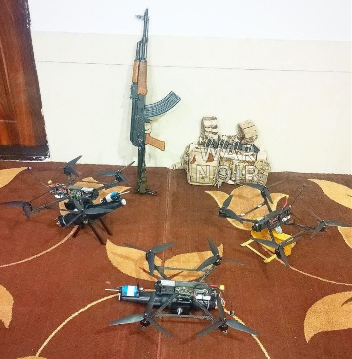 Drone_Wars_'s tweet image. An IRGC member reportedly shared an image showing FPV drones alongside a Hungarian-made AK-63D (AMMS) assault rifle. The rifle is a variant of the AKM platform widely exported during the Cold War.   #Iran #IRGC #FPV #Drones

Source: @war_noir