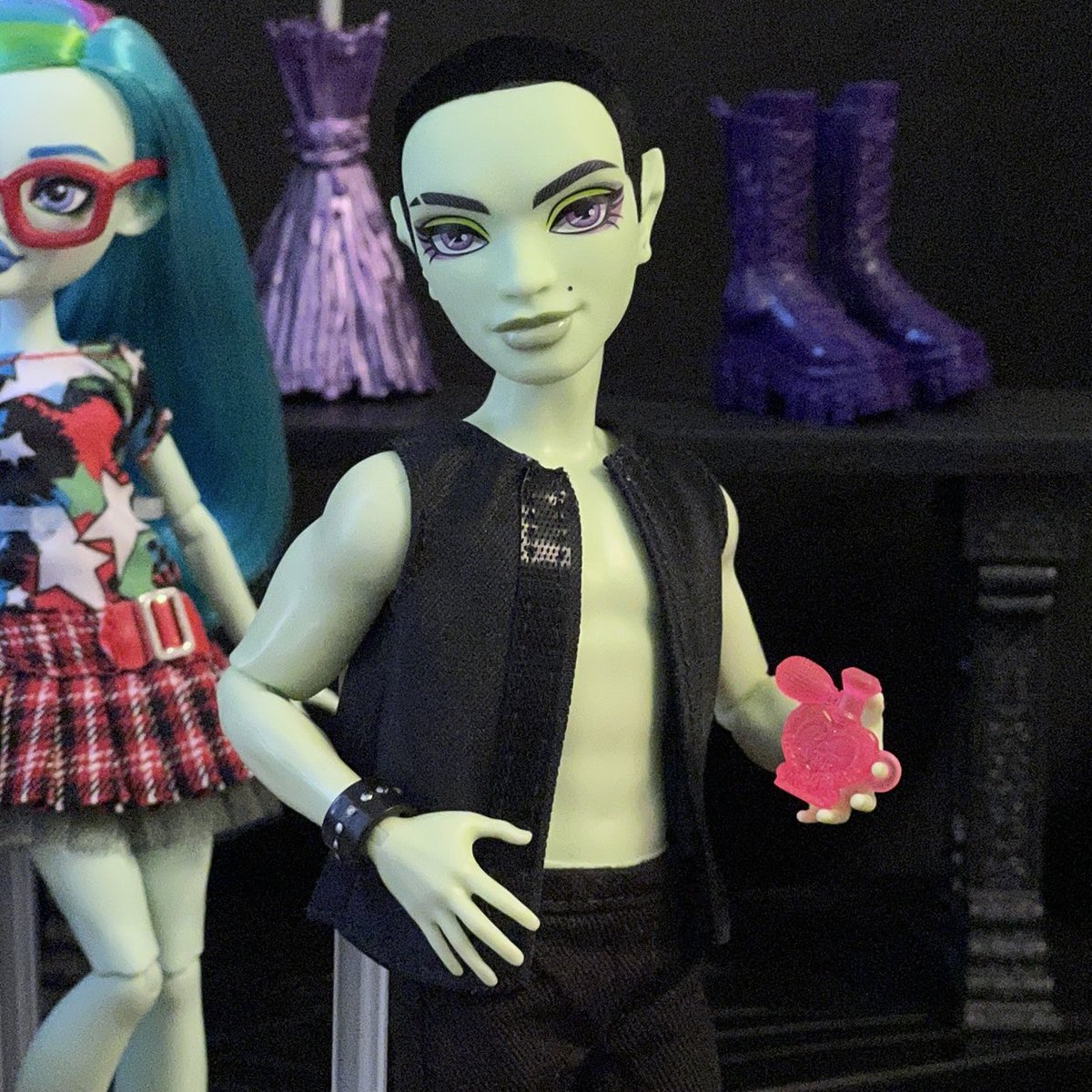 eyeheartmybrain's tweet image. spelldon arrived! so excited to work on him🖤  i’m still deciding on what routes I want to take when customizing him so he will be a wip for a bit