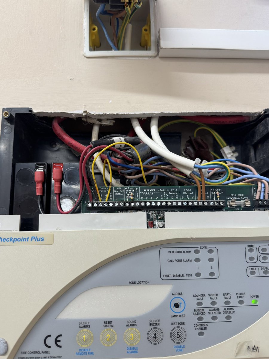 advancefireyork's tweet image. Replacement of a faulty fire alarm panel that also was attached with no nails, a shelving unit from the other side of the wall and 230v mains going through the internal fire relay…. 🤦🏻‍♂️

sales@advancefireyork.co.uk
01904 634036 (24/7 #CallOut)

#FireAlarms #FamilyRun #York #UK 🇬🇧