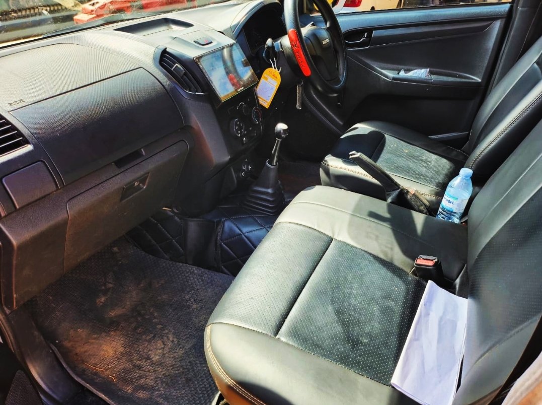 DriveNowUg's tweet image. 🧐#CLIENTS_INQUIRIES🧐

#Client: Been told that you can get me an Isuzu Dmax single cabin but want a manual unit 2020 edition that has 6 gears.

#DriveNowUg: How lucky are you because it's available and it costs #Ugx45m if it's through installments yet negotiable after inspection
