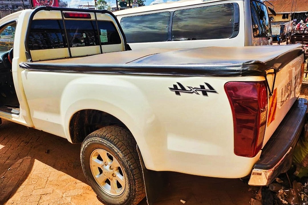 DriveNowUg's tweet image. 🧐#CLIENTS_INQUIRIES🧐

#Client: Been told that you can get me an Isuzu Dmax single cabin but want a manual unit 2020 edition that has 6 gears.

#DriveNowUg: How lucky are you because it's available and it costs #Ugx45m if it's through installments yet negotiable after inspection