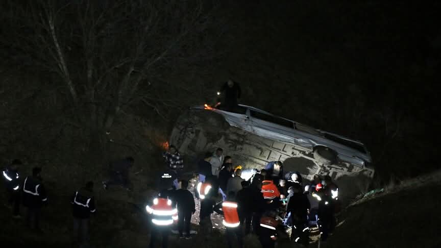 Malatya’da İşçi Servisi Devrildi: 2 Ölü, 10 Yaralı
Malatya’nın Hekimhan ilçesinde maden işçilerini taşıyan servis minibüsünün şarampole devrilmesi sonucu 2 kişi hayatını kaybetti, 10 kişi yaralandı.
Kaza, ilçeye bağlı Güvenç Mahallesi yakınlarında meydana geldi.