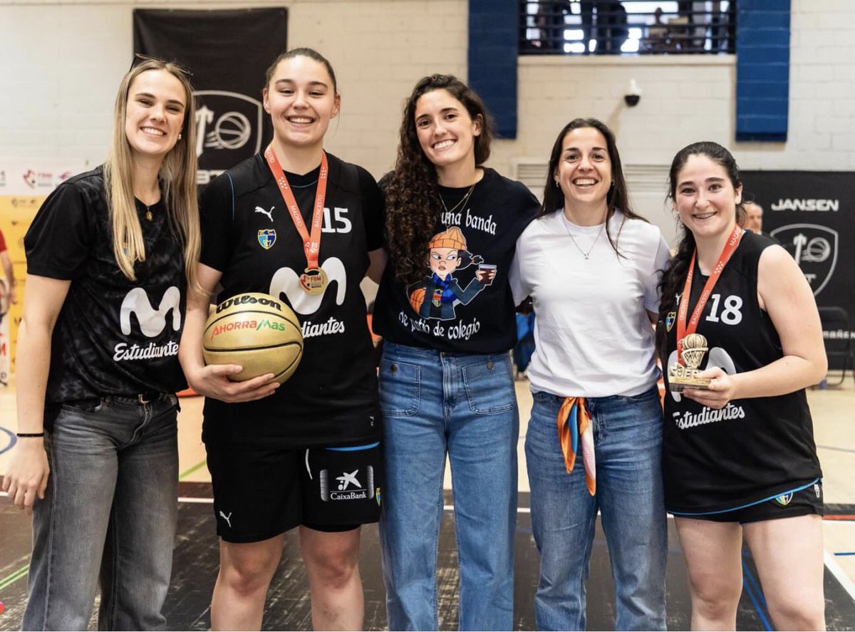 JAHernan13's tweet photo. Adri (MVP de la final) y Ada campeonas junior de Madrid y sus compis del #LFEndesa #WomenInBlack, Carla, Juana e Isa apoyándolas
Así se hace equipo !
#EstuFemeninoOrgulloDelRamiro
@carlaaosma #AdrianaDiaz @juanacamilion ##IsaLatorre y #AdaToribio
@MovistarEstu @EstuCantera https://t.co/sQ4y2TUpfF