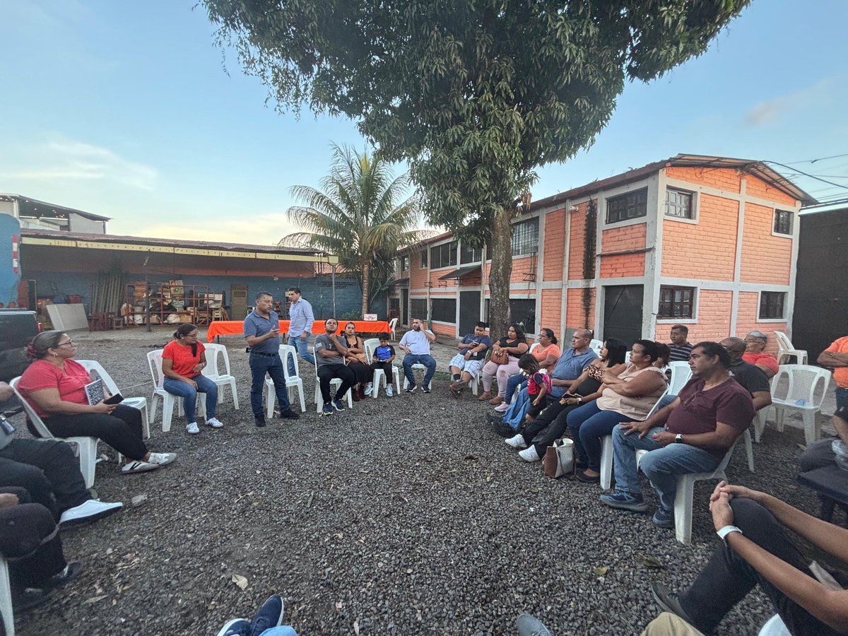 GANAOFICIAL's tweet photo. 🔶El departamento de #SantaAna, se encuentra trabajando día a día sus estrategias territoriales de cara a las próximas #Elecciones2027, bajo el liderazgo de su Director Departamental #JuanCarlosMendoza. ✍️🇸🇻 

#EnGANA #EstamosListos2027 https://t.co/jsnITz3FDY