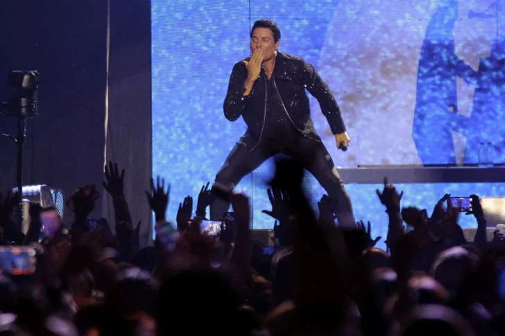acentodiario's tweet photo. Chayanne desafió la lluvia y conquistó a Quisqueya en una noche llena de éxitos y euforia

🔗https://t.co/qsjXpIjKM8 #Acento https://t.co/H6zspiwyC2