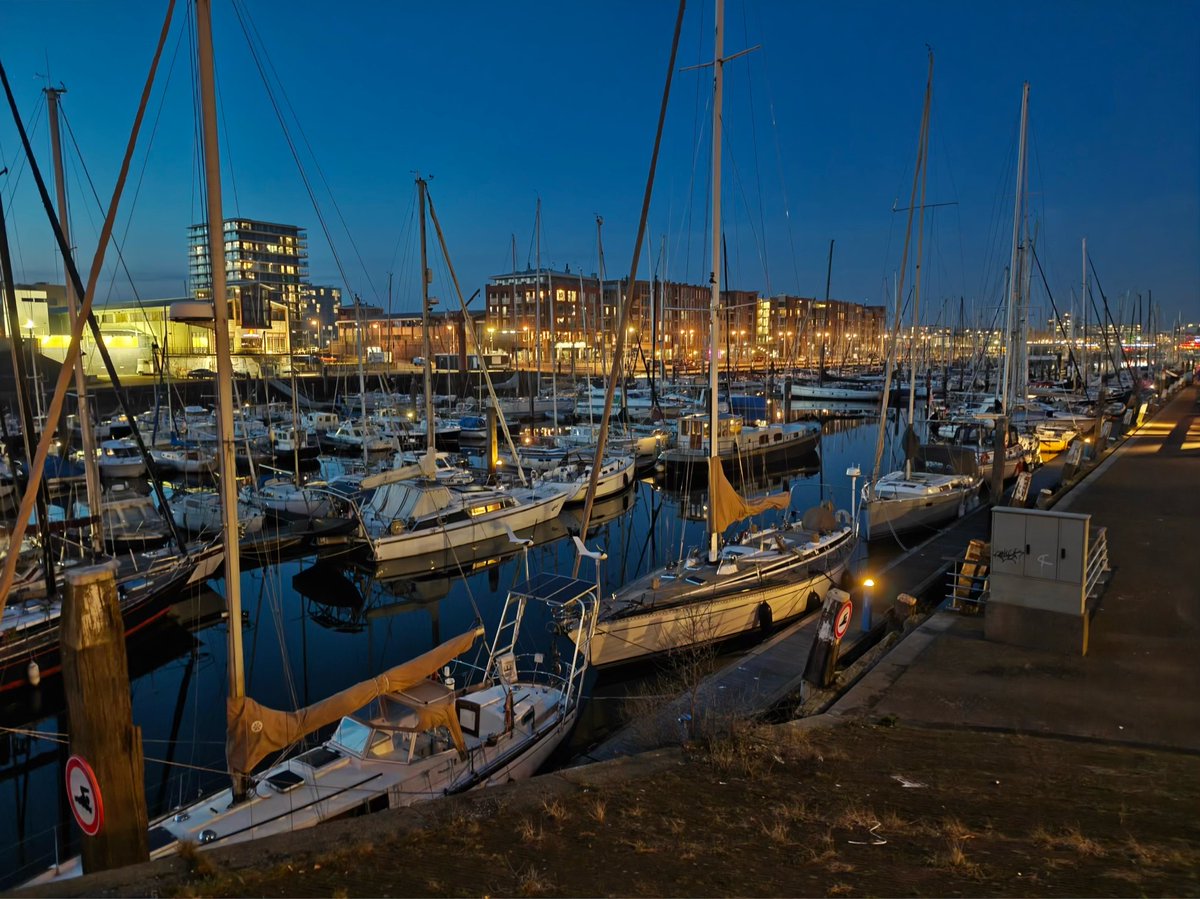 ScheveningenD's tweet photo. Zomaar even een foto van de haven bij Catch. Altijd een mooie spot als het donker wordt. ##scheveningen #simonis #haven https://t.co/10Wc1klGvu