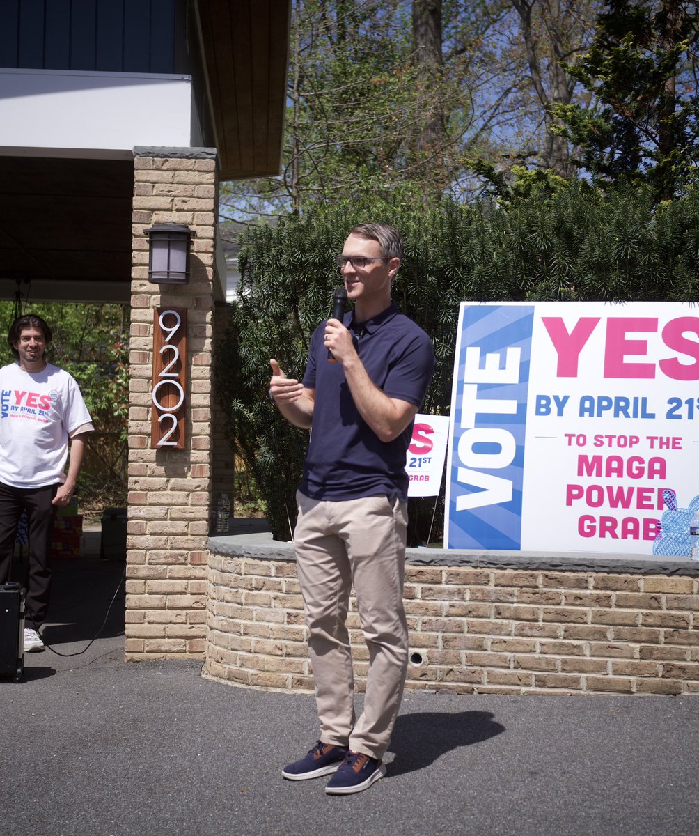 JamesWalkinshaw's tweet image. Virginians are showing up to make their voices heard!

Great to be out with volunteers on this beautiful afternoon, talking to voters about why we’re voting YES by April 21.

#VoteYES