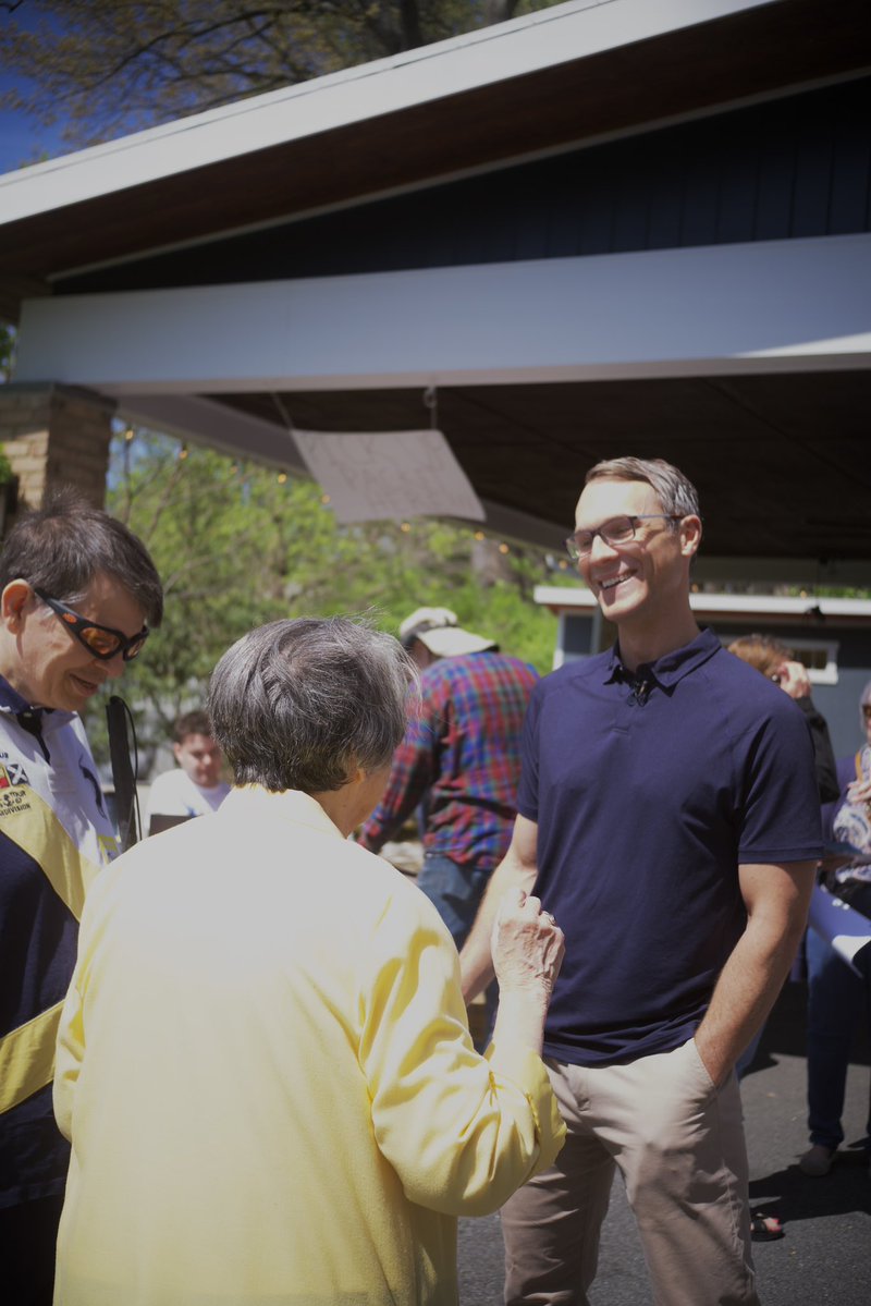 JamesWalkinshaw's tweet image. Virginians are showing up to make their voices heard!

Great to be out with volunteers on this beautiful afternoon, talking to voters about why we’re voting YES by April 21.

#VoteYES