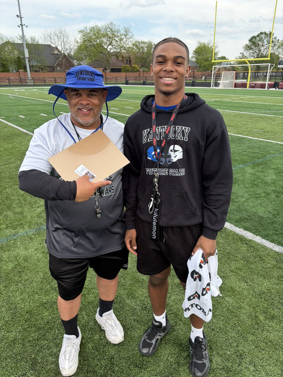 Daville502ky2's tweet photo. PULLED UP TO  @KYFUTURESTARS TRYOUTS TODAY AT BALLARD SEEN SOME FUTURE STARS AND SEEN SOME OF MY BROTHERS AND COACH RICO 🤞🏽🤞🏽 #BrotherHood @LJ_94_Smith @STIVERSmarkIII https://t.co/UDT0Cwoi1o