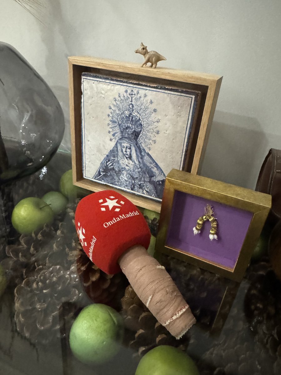 SimpleCapotero's tweet photo. ¿Qué coño hacen los de @eltorilOM haciendo el programa en mi casa? https://t.co/ofcEXmVK9U