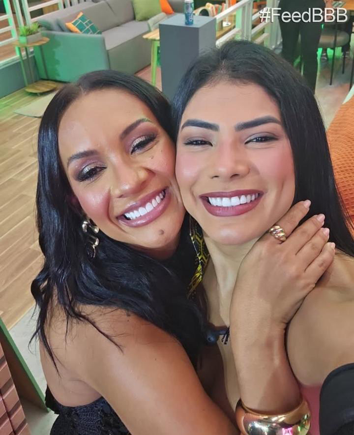 Tem uma vida linda e cheia de cor (e ela é azul) te esperando aqui fora. Um mundão de gente que te ama, incluindo eu. 💙
<a href="/MarcieleAlb/">Marciele Albuquerque 🪇</a>