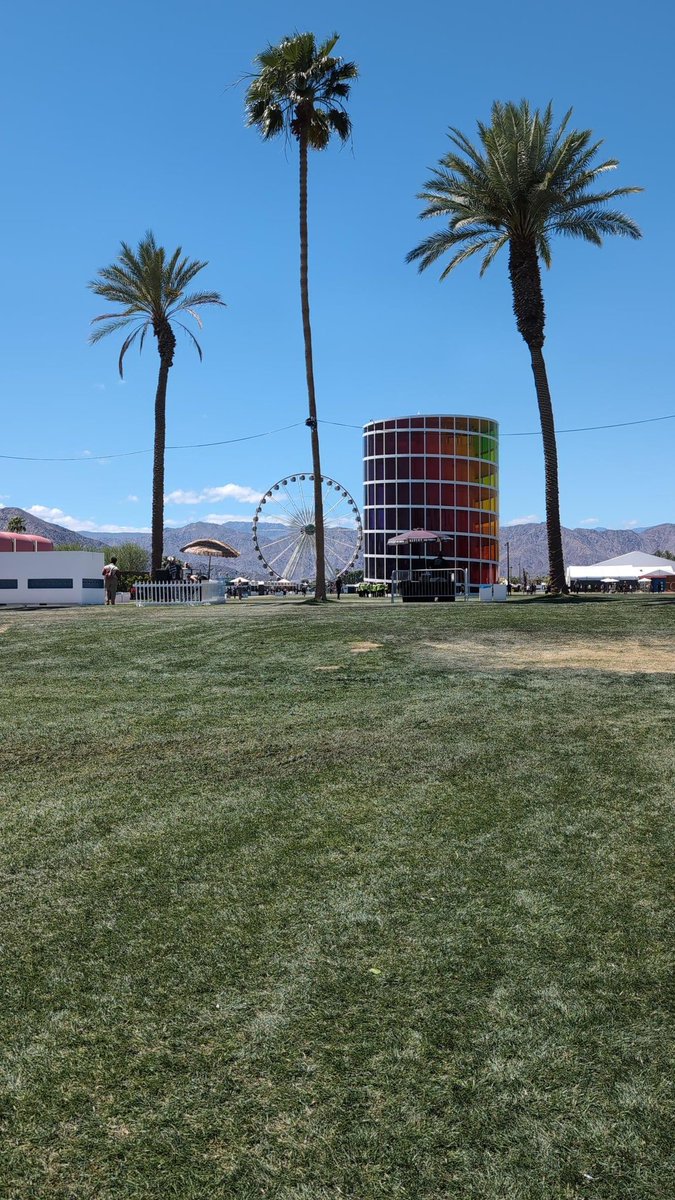 JunixRae's tweet photo. Coachella !! https://t.co/6QDGnas8nS