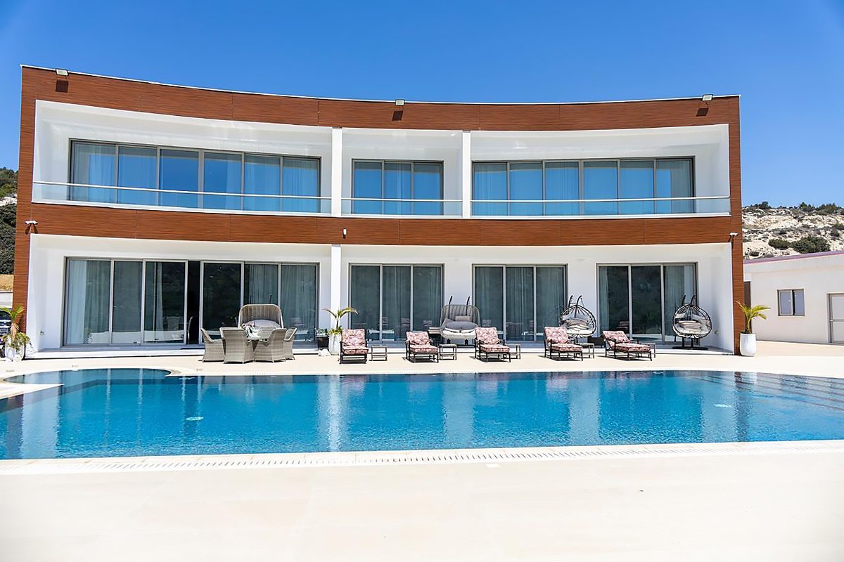 Luxury Real Estate tweet media