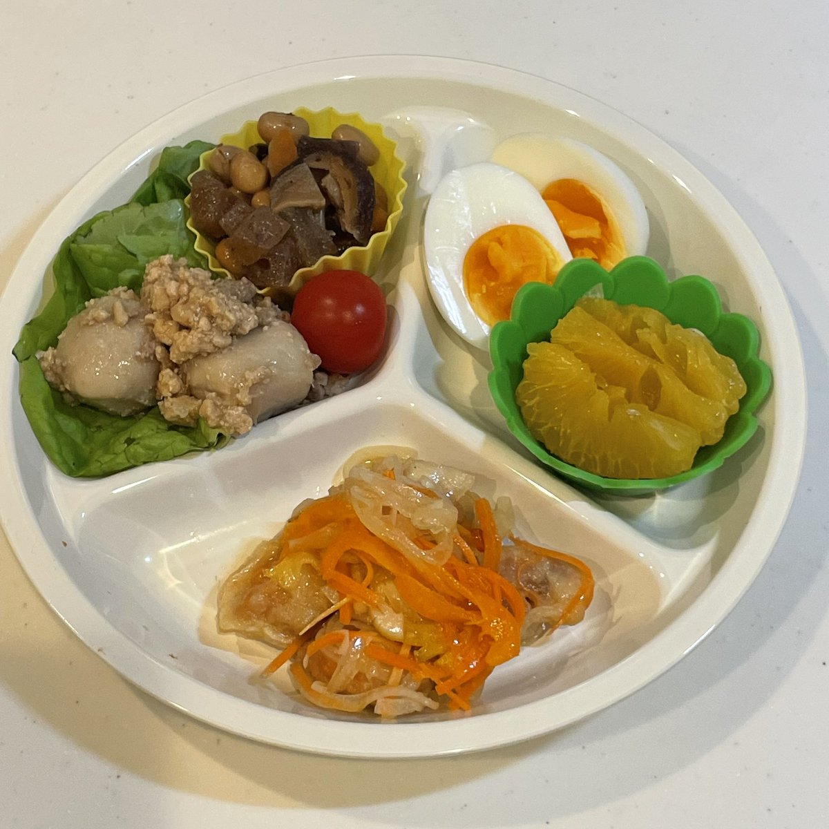 #お弁当記録
・鮭の南蛮漬け
・五目豆
・茹で卵
・プチトマト🍅レタス🥬
・里芋鶏ひき肉あんかけ
・甘夏

今日はリモートで自宅でお昼です😊
今週も頑張りましょう♪

#お弁当　
#地味弁当　
#お弁当作り楽しもう部
#お弁当日記