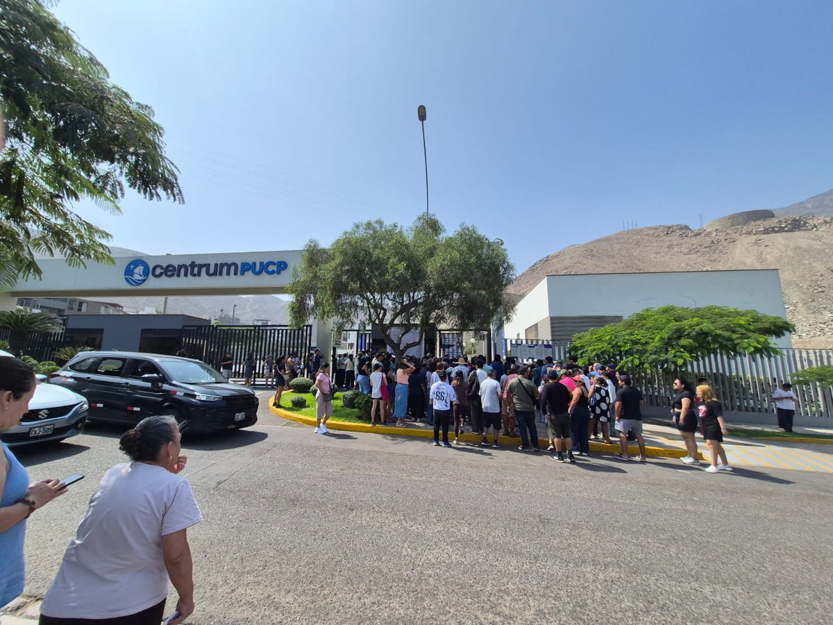 fkrklect's tweet photo. "CentrumPUCP , inició proceso electoral con solo 2 mesas de votación (202 y 203) y el ingreso de personas discapacitadas y de 3ra edad, los demás seguirán esperando por falta de apertura de las demás mesas." https://t.co/hea0Uhjjn4