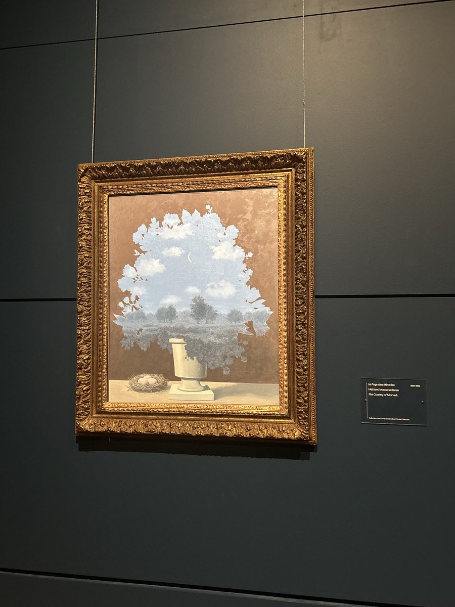 ankarasaglikli's tweet photo. Magritte, 1940-1967 arasında kısa bir süre sürrealist çalışmalarına ara vermiş. Radikal parçalar yaratmış, ardından sürrealizme geri dönmüş. Hayatının sonlarına doğru eserleri farklı akımlara uysa da genel tarzı çok özel, dünyaçapında yer etmiş. @Comdjournal #MagritteMuseum https://t.co/T79D7IvwVP