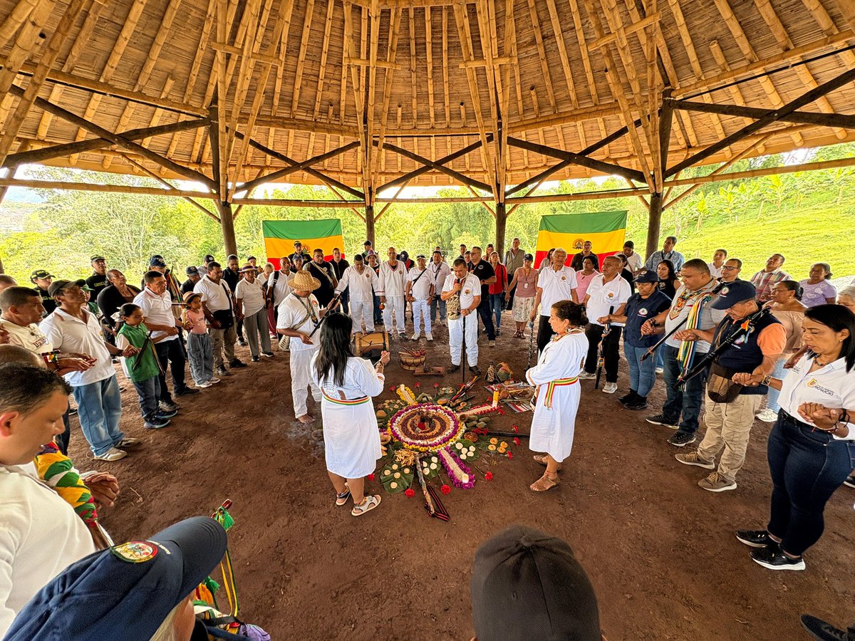 ARNColombia's tweet photo. 🦋Estamos cumpliendo con la implementación del capítulo étnico del Acuerdo de paz. 

🤝Este sábado se realizó el cierre del Plan Comunitario de Armonización, en el Resguardo indígena de Caña Momo y Loma Prieta, en Risaralda. https://t.co/Nd6gR9Nweq