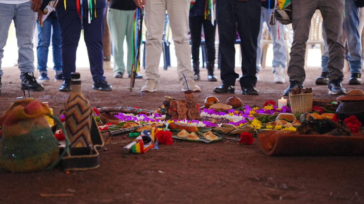 ARNColombia's tweet photo. 🫂El Plan hace parte del Programa Especial de Armonización Indígena (PEAI) ‘Caminos para Volver al Origen’, que garantiza que las personas que dejaron las armas, con pertenencia étnica, aporten a la paz desde sus territorios y comunidades. https://t.co/dpT0I0WYq4