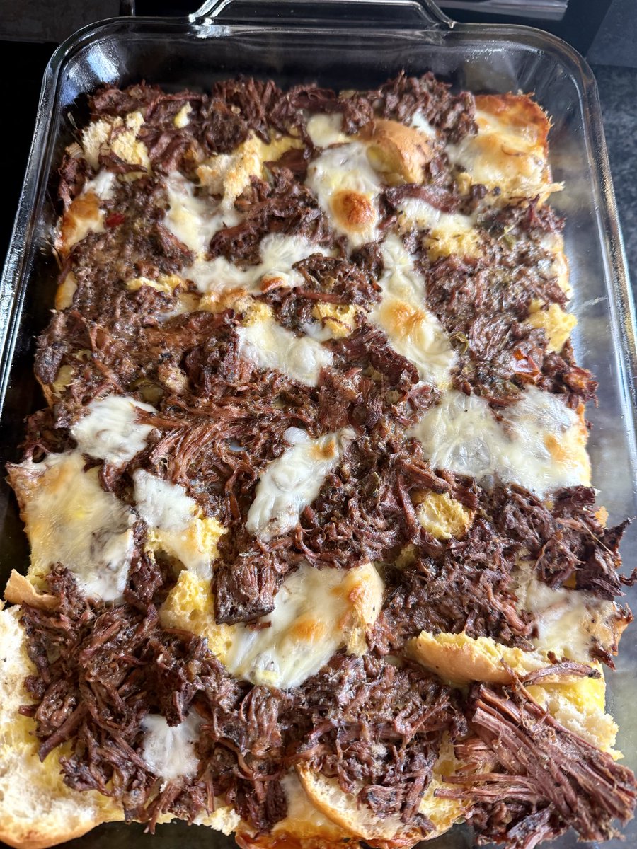 mnix28's tweet photo. @someguyjack @mattlindner Pulled apart the French roll, Italian beef, mozzarella, poured scrambled egg over it, baked at 350 for 30 or so minutes, added giard on top at the end https://t.co/OuSYHlcKKb
