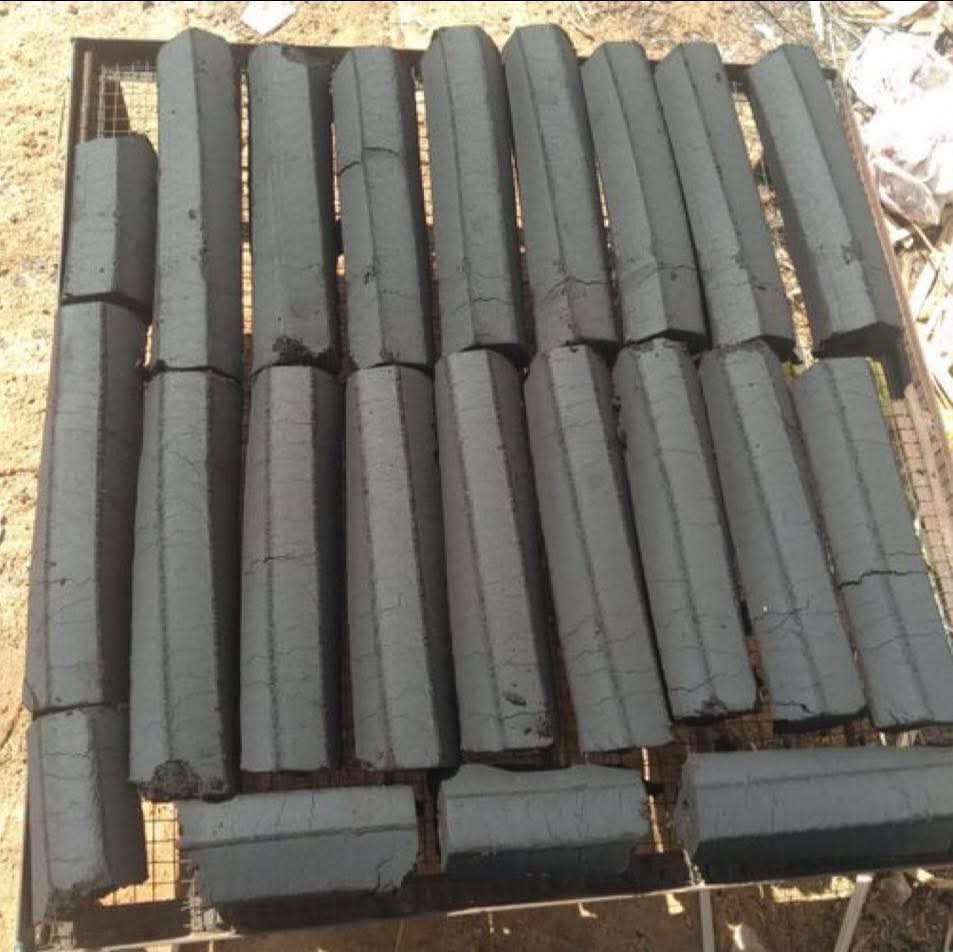 KiliFeuu's tweet photo. 📌Une innovation locale qui mérite toute notre attention 🇸🇳

Voici Lamine Bâ, un esprit ingénieux qui a conçu et fabriqué une machine capable de transformer le typha en charbon écologique. Une solution durable, plus performante que le charbon de bois classique, et surtout adaptée à nos réalités.

Au-delà de l’innovation, c’est une vision : celle de développer une industrie locale forte, autonome et créatrice d’emplois. Des initiatives comme celle-ci nous rappellent qu’il est temps de croire davantage en notre capacité à produire, transformer et innover ici, chez nous.

Penser nos propres machines, valoriser nos ressources, soutenir nos talents… c’est aussi ça construire l’avenir.

Respect et encouragement à tous ceux qui bâtissent le Sénégal de demain.

#InnovationLocale #MadeInSenegal #IndustrieSenegalaise #Entrepreneuriat #DeveloppementDurable #EconomieLocale #KaayJobSenegal