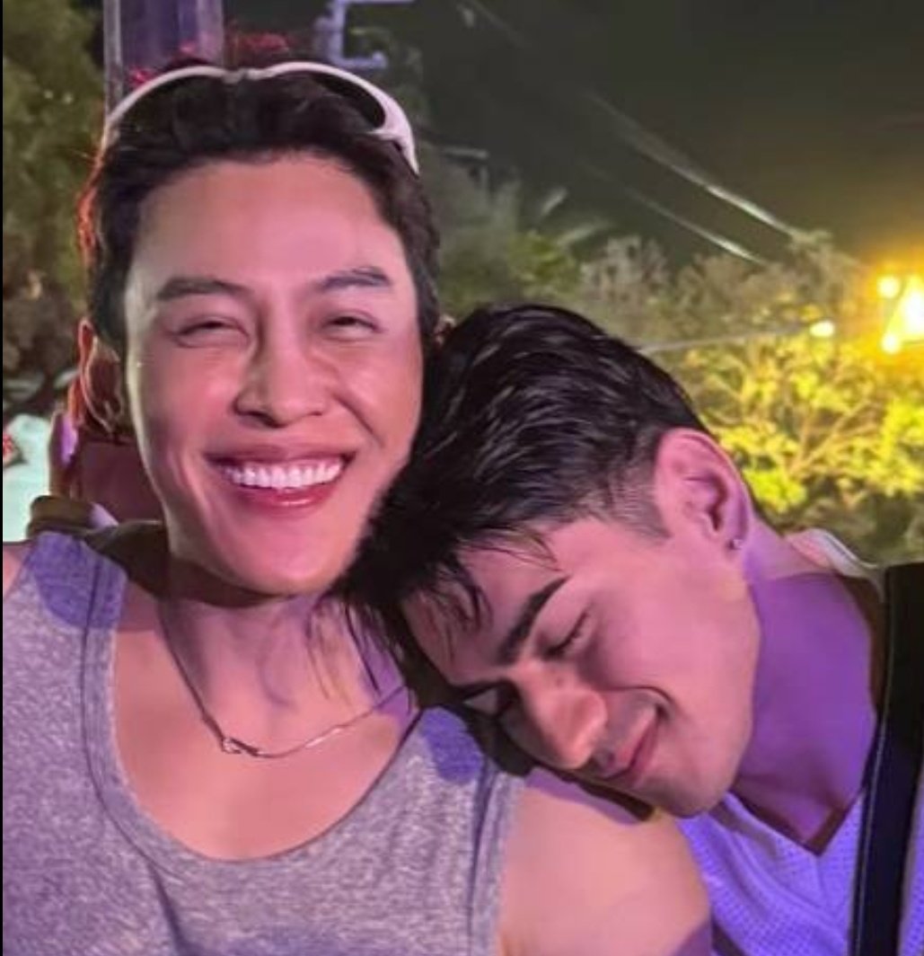 AZLEY200's tweet image. awww I can't get enough of these two 
so beautiful S2O festival 🩵🫠

#TodTime #Tod #Time