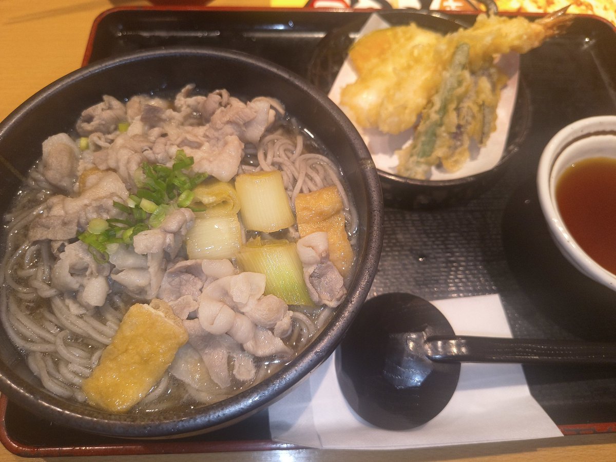 寝起きに、深夜営業のうどん屋に来たぜー

この店のメインはつけ汁肉うどんと天ぷらなんだが、俺は肉そばと天ぷらをオーダー😗

出汁がウマい！腹いっぱい😊