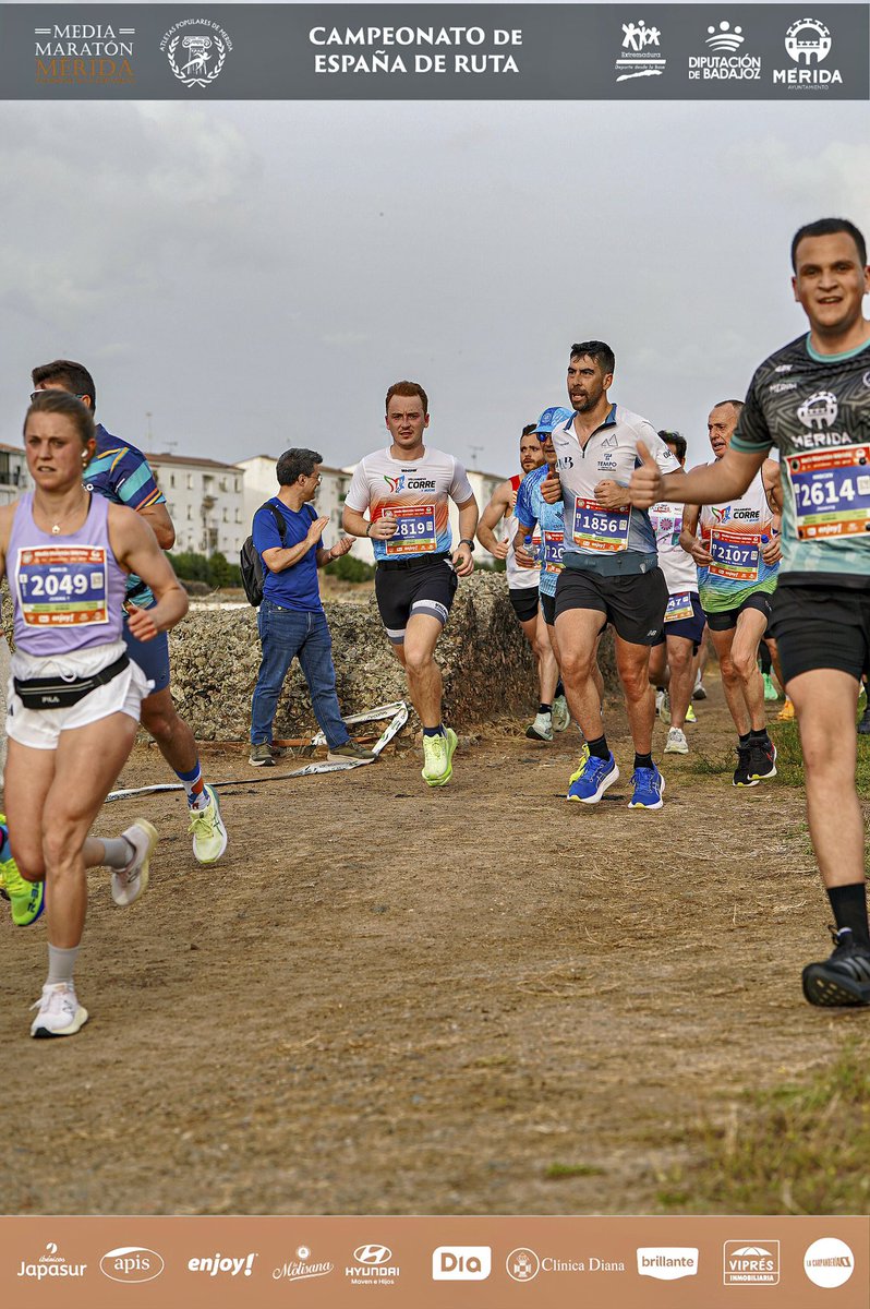 AntonioRoLo_'s tweet photo. Ayer corrí una de las medias maratones más especiales del mundo (Mérida) y me hicieron este fotón corriendo por el circo romano.

Soy un suertudo https://t.co/YDA3uUVJc2