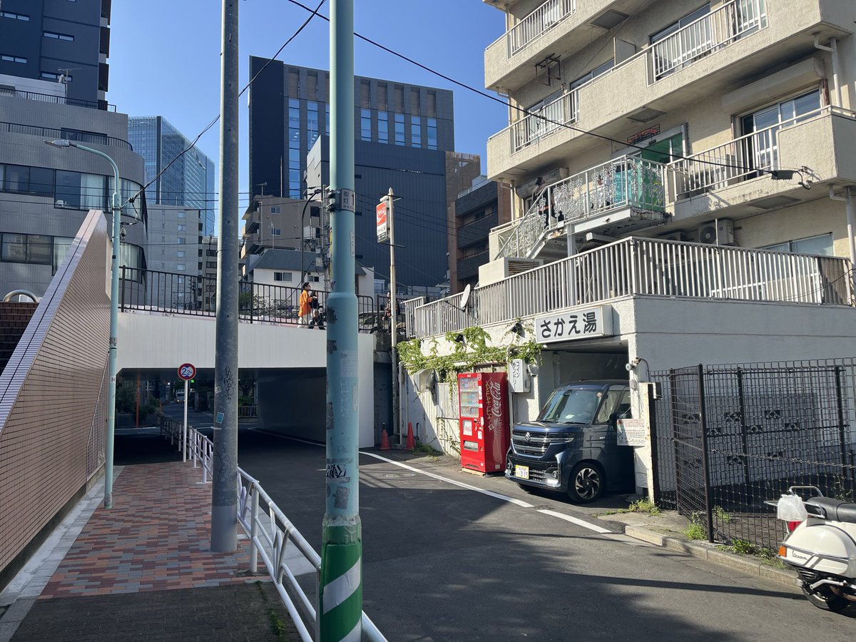 sense_narrative's tweet photo. 今日は一眼で写真撮影したのだ📷

押上
→恵比寿：初上陸
→渋谷川：比丘橋付近から都営団地がお気に
→八幡通り：おしゃサンド屋さん🥪
→道玄坂上：意識高カフェ☕️
→南平台・桜丘：案外庶民的やん❤️
→渋谷川：夕��を逃す😇
→南青山：おしゃラーと紀ノ国屋半額
→原宿：常スタバ☕️
曳舟［28907歩］ https://t.co/Nnxlww3YVk