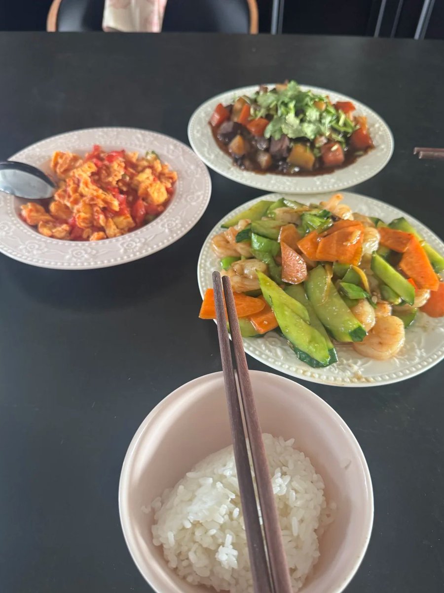 DialogueInto's tweet photo. Today's lunch was amazing! Three courses were so delicious and made me want to eat more rice!
After a big meal, dessert was a cake covered in fruit. It was so wonderful to be able to try so many different flavors at once! ✨ https://t.co/FE9LmcfxjT