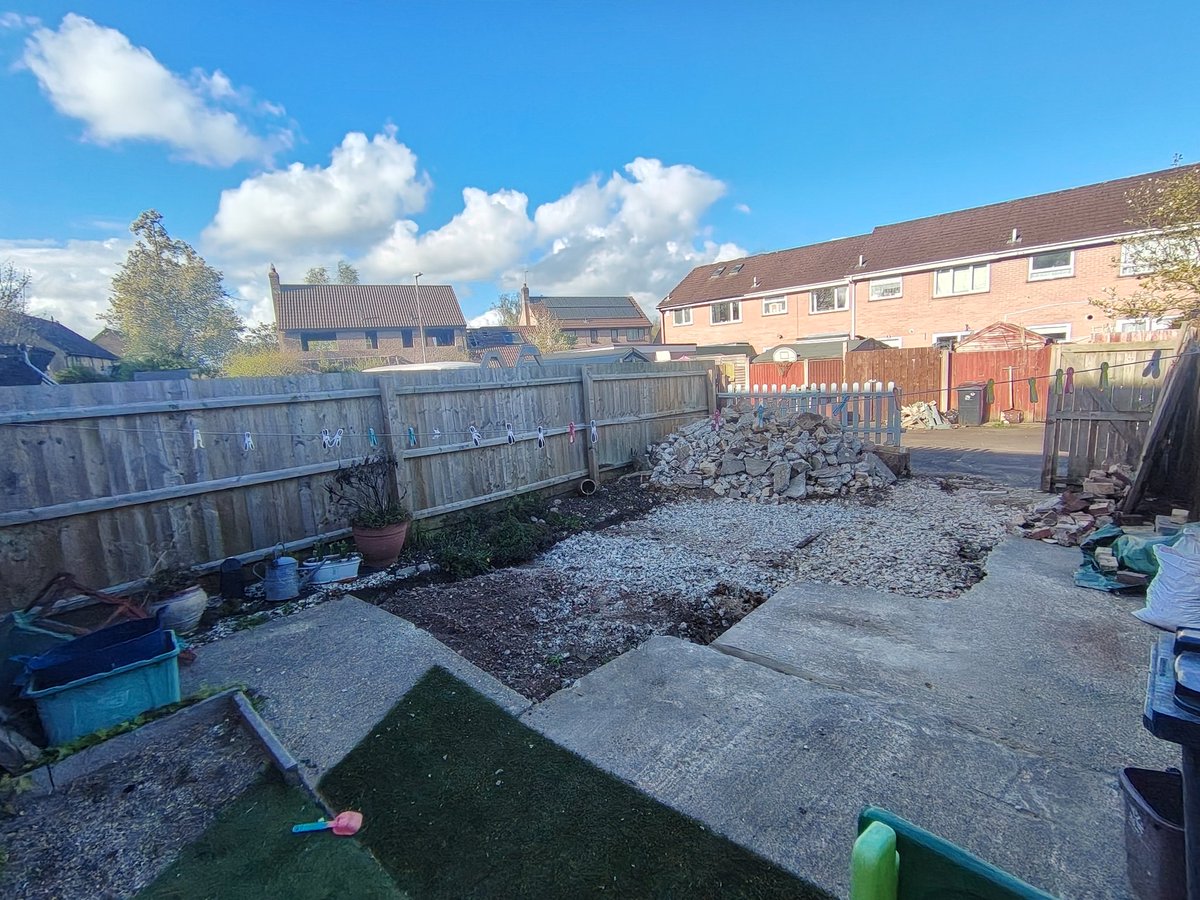 JustJobiwan's tweet image. A curse on whoever thought it was a good idea to concrete 60m² of garden.

But it's nothing that a keen Jobiwan and a big hammer can't fix. Almost half way through.

#renovation
