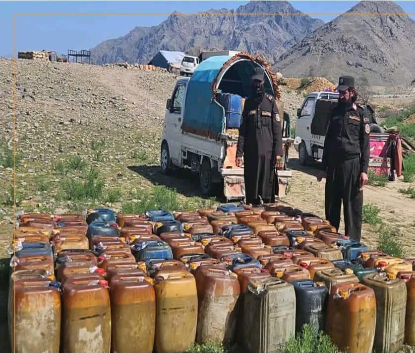 ننګرهار
دور بابا ولسوالۍ کي ۱۶تنه قاچاق کوونکي
چي غوښتل یې یو ټانګر .۱۷۶.بوشکي تیل پاکستان ته یوسي
ونیول سول