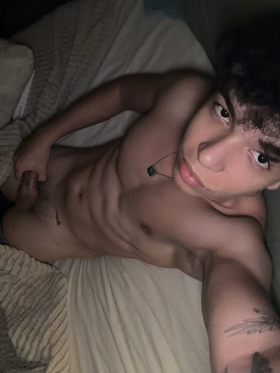 Would like to sit here? 😏

x.com/twinkmauroo/st…