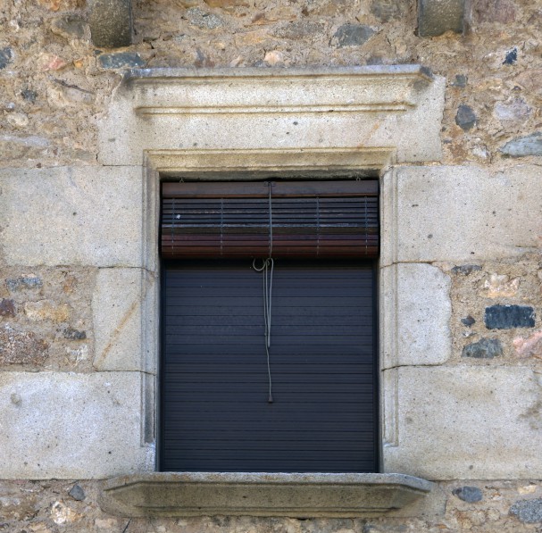 armengol1714's tweet photo. Can Savalls

(Calonge | Sant Antoni - Baix Empordà)
Segle XVI-XVII
#Calonge 
Edifici construït l'any 1587, segons podem llegir a l'escut que hi ha a la llinda de la porta. De la construcció original només es conserva la façana. Aquesta és simètrica, amb un eix central format pel portal de mig punt, fet amb grans dovelles, la finestra motllurada, amb guardapols i ampit sobresortit, i un matacà sostingut amb grans cartel·les.

L'estrella de cinc puntes que hi ha gravada a l'escut ha fet pensar que la casa havia estat propietat d'un jueu, però la denominació de can Savalls té l'origen en un clergue que hi va viure al segle XIX.

@mo_ro_es @ASerratCliment @Marllum3 @nadeu_pujol @MarcelinaPepeta @LluisMolin89719 @EvamolloNov @cuarda29 @lotemplat @Dpujado77