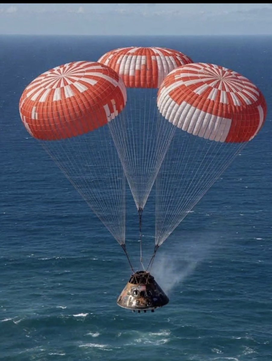 Están circulando estas dos fotos FALSAS generadas por IA de la nave Orión. Mi consejo es que bloqueéis directamente a toda cuenta que las difunda.

De hecho, tengo información de primera mano que me dice que el escudo térmico ha quedado en buenas condiciones. Artemis II ha sido