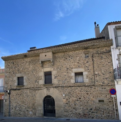 armengol1714's tweet photo. Can Savalls

(Calonge | Sant Antoni - Baix Empordà)
Segle XVI-XVII
#Calonge 
Edifici construït l'any 1587, segons podem llegir a l'escut que hi ha a la llinda de la porta. De la construcció original només es conserva la façana. Aquesta és simètrica, amb un eix central format pel portal de mig punt, fet amb grans dovelles, la finestra motllurada, amb guardapols i ampit sobresortit, i un matacà sostingut amb grans cartel·les.

L'estrella de cinc puntes que hi ha gravada a l'escut ha fet pensar que la casa havia estat propietat d'un jueu, però la denominació de can Savalls té l'origen en un clergue que hi va viure al segle XIX.

@mo_ro_es @ASerratCliment @Marllum3 @nadeu_pujol @MarcelinaPepeta @LluisMolin89719 @EvamolloNov @cuarda29 @lotemplat @Dpujado77