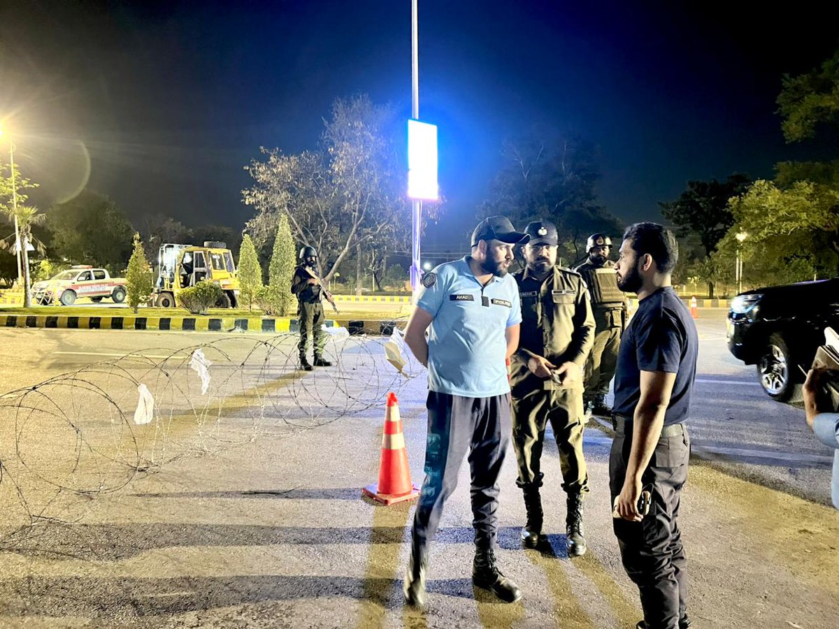 ICT_Police's tweet image. ایس ایس پی آپریشنز اسلام آباد قاضی علی رضا کا ریڈ زون اور شہر کے مختلف ڈیوٹی پوائنٹس کا دورہ۔
سکیورٹی انتظامات کا جائزہ لیا اور ڈیوٹی پر مامور افسران کو الرٹ رہنے کی ہدایات جاری کیں۔
#WeRIslamabadPolice #RedZone #SafeCity