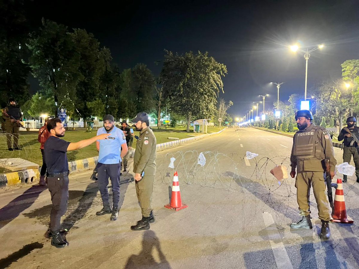 ICT_Police's tweet image. ایس ایس پی آپریشنز اسلام آباد قاضی علی رضا کا ریڈ زون اور شہر کے مختلف ڈیوٹی پوائنٹس کا دورہ۔
سکیورٹی انتظامات کا جائزہ لیا اور ڈیوٹی پر مامور افسران کو الرٹ رہنے کی ہدایات جاری کیں۔
#WeRIslamabadPolice #RedZone #SafeCity