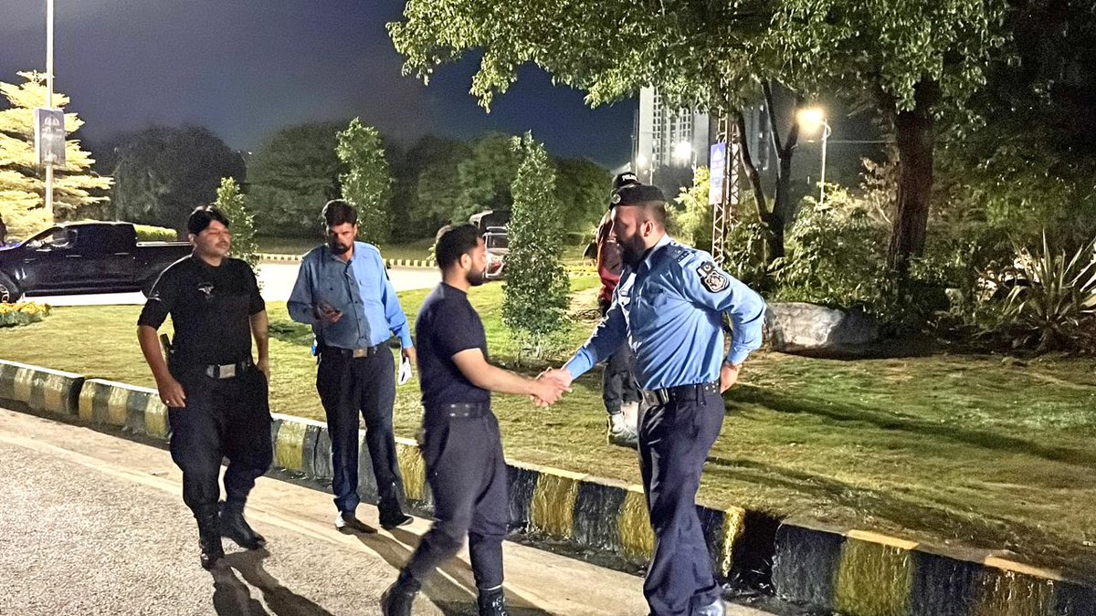 ICT_Police's tweet image. ایس ایس پی آپریشنز اسلام آباد قاضی علی رضا کا ریڈ زون اور شہر کے مختلف ڈیوٹی پوائنٹس کا دورہ۔
سکیورٹی انتظامات کا جائزہ لیا اور ڈیوٹی پر مامور افسران کو الرٹ رہنے کی ہدایات جاری کیں۔
#WeRIslamabadPolice #RedZone #SafeCity