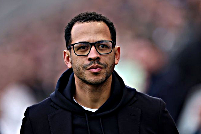 FutbolwNitce's tweet photo. 2:8 z PSG w dwumeczu, 0:1 z Newcastle, 0:3 z Evertonem, trzy porażki z Arsenalem. Teraz kolejna przegrana - tym razem z Manchesterem City.

Bilans w tym sezonie Premier League: 13 zwycięstw, 9 remisów i aż 10 porażek.

Liga Mistrzów oddala się na cztery punkty, a za chwilę może się to skończyć miejscem w środku tabeli.

Z perspektywy kibica nie ma nic gorszego niż zobojętnienie. A ja od kilku tygodni nie potrafię już czuć żadnych emocji przed tymi meczami. 

Tu nie ma procesu - jest tylko chaos.