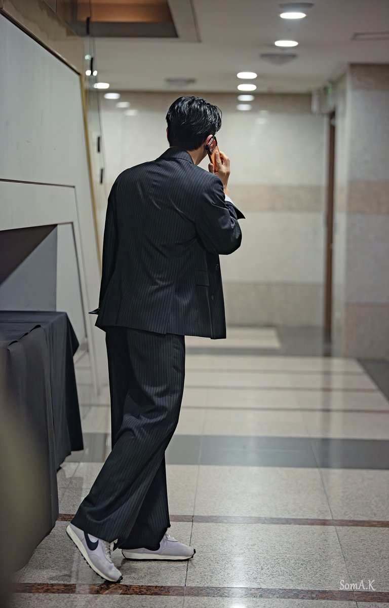 260412 뮤 롬쥴 퇴근길 B컷
#박민성 배우님
.
이게 뭐냐면 일주일만의 퇴길에 휀걸들한테 호다닥 오다가 갑작 전화오니까 꾸벅꾸벅 미안 인사 하고서 얼릉 전화받는 꾸꾸꾸 구냐니 모습임